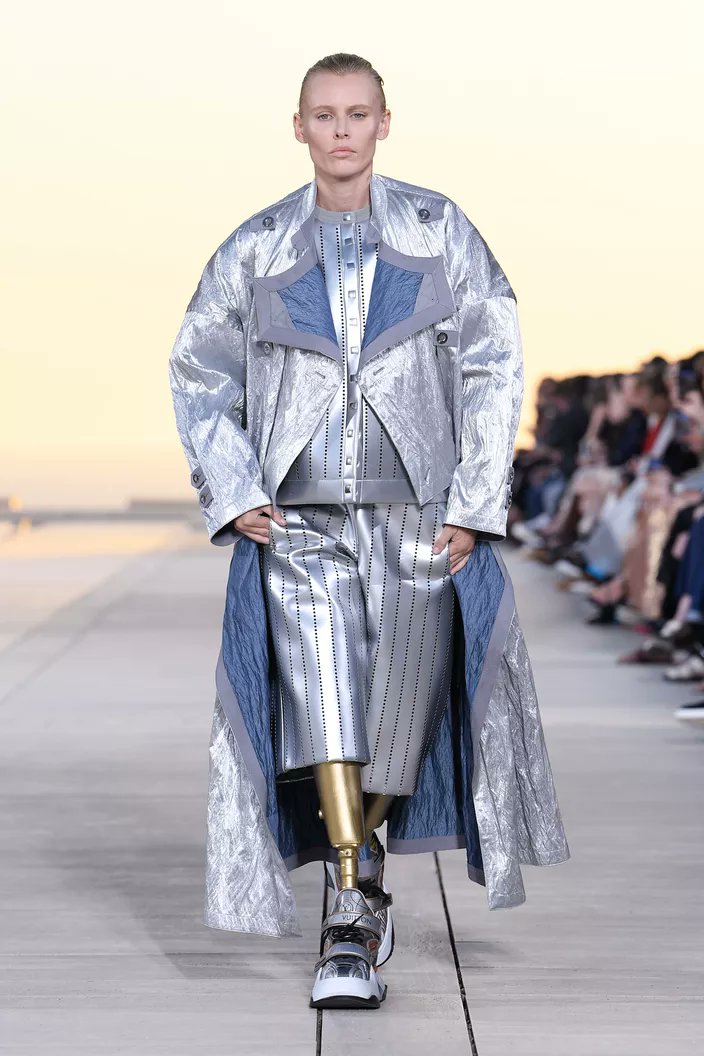 Critic2style's tweet photo. Look du défilé Croisière 2023 de la maison Louis Vuitton porté par Lauren Wasser. Qu'en pensez vous ?                     #Critic2Style #fashion #LouisVuitton #Défilé https://t.co/XMalC6GGOc