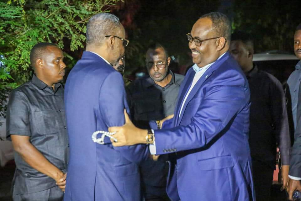 Deni4TheVilla's tweet photo. Madaxweynihii Somalia iyo Madaxweynaha KGS oo kulmey Swrkaas ka akhriso Calanka.

#Deni4somalia
#Somalia
#15MAY2022
#Ammi #ADEEG #Ammaano https://t.co/9Qe3V3NoB4