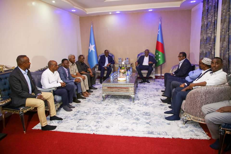 Deni4TheVilla's tweet photo. Madaxweynihii Somalia iyo Madaxweynaha KGS oo kulmey Swrkaas ka akhriso Calanka.

#Deni4somalia
#Somalia
#15MAY2022
#Ammi #ADEEG #Ammaano https://t.co/9Qe3V3NoB4