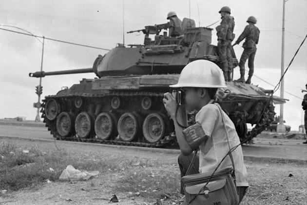 historydefined's tweet photo. Lỗ Mạnh Hùng, a 12-year-old war photographer, Vietnam war, 1968 https://t.co/no3tNTfqFa