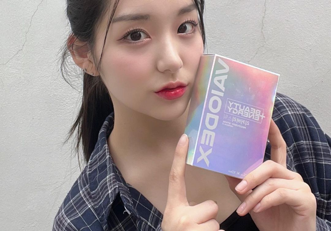 IOLITEBrasil's tweet photo. 120522 | Há dois dias atrás, o CEO da empresa do #IOLITE, postou em seu instagram fotos das membros do grupo em parceria com a Vaiodex Beauty.

1/2

#아이올라이트 #민정 #헤민 https://t.co/KJV7czsrXP