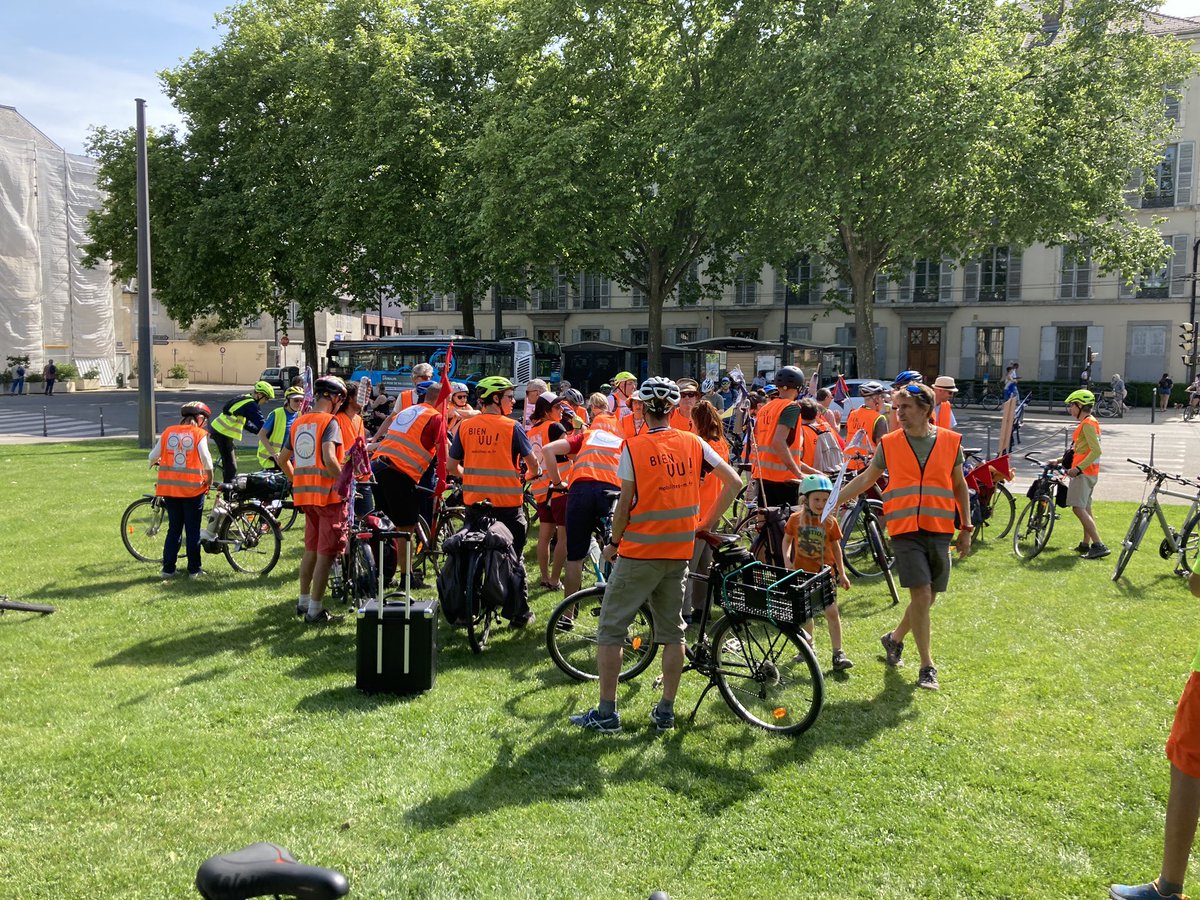 GillesNamur's tweet photo. 3ème Convergence #Vélo #Grenoble ! #cvgre #cvgre2022 
MERCI à tous les bénévoles en gilets oranges qui nous ont guidé et protégé tout au long de cette journée très réussie !
BRAVO aux organisateurs @ADTCgrenoble @ParlonsYVelo @alternatibagre ! https://t.co/jqvyT4owjC