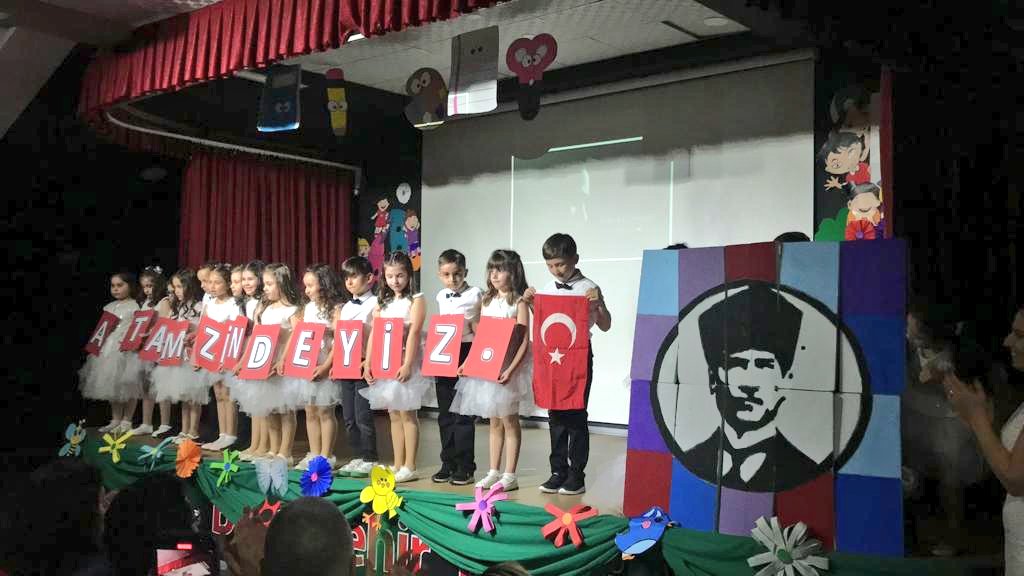 Yolunuz açık, geleceğiniz aydın olsun çocuklar! ✨
1. sınıf öğrencilerimiz "İklim Değişikliği ve Sürdürülebilirlik" temasıyla; duygulu, coşkulu, gururlandıran “Aydınlığa İlk Adım” gösterilerini başarıyla tamamladılar. 🌿🌎
Tüm öğrencilerimizi ve  öğretmenlerimizi tebrik ederiz.