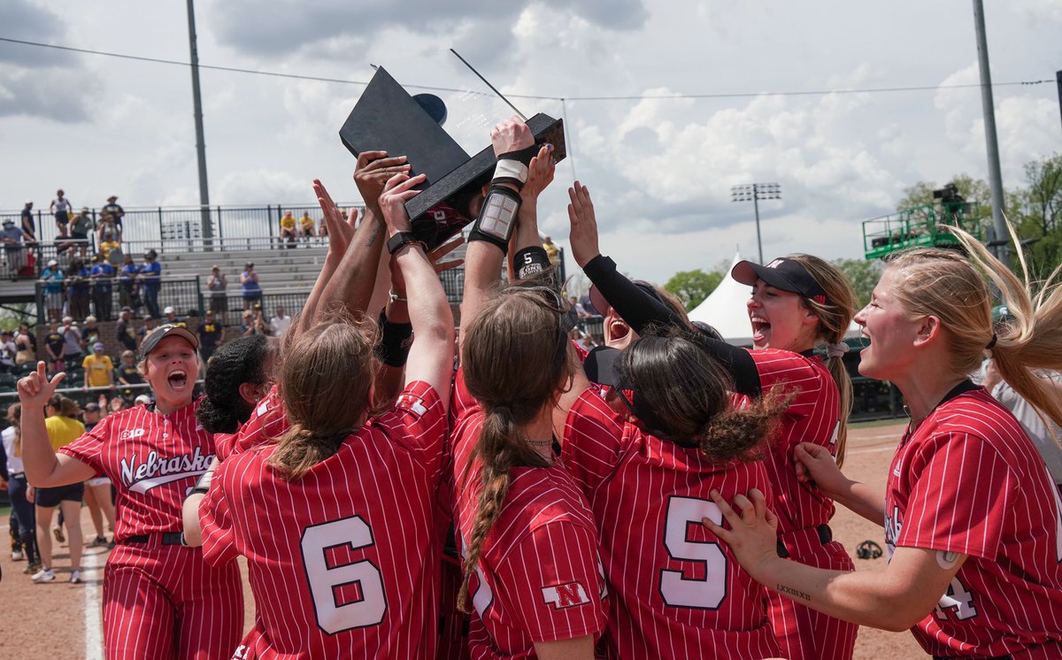 NebraskaOnBTN's tweet photo. Moments like this > ‼️

@HuskerSoftball x #B1GSoftball https://t.co/WfRAuWWzLI