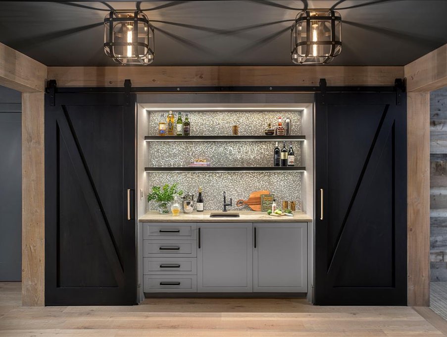 RusticaHardware's tweet photo. The grand reveal! Did you guess a mini bar hiding behind these doors? 🤯 

📸 @soleburydesignllc
.
.
.
#interiordesign #homebar #bardesign #rusticahardware #barndoor #slidingbarndoor #modernhome #homeinspo https://t.co/Hcvg2T8RPq