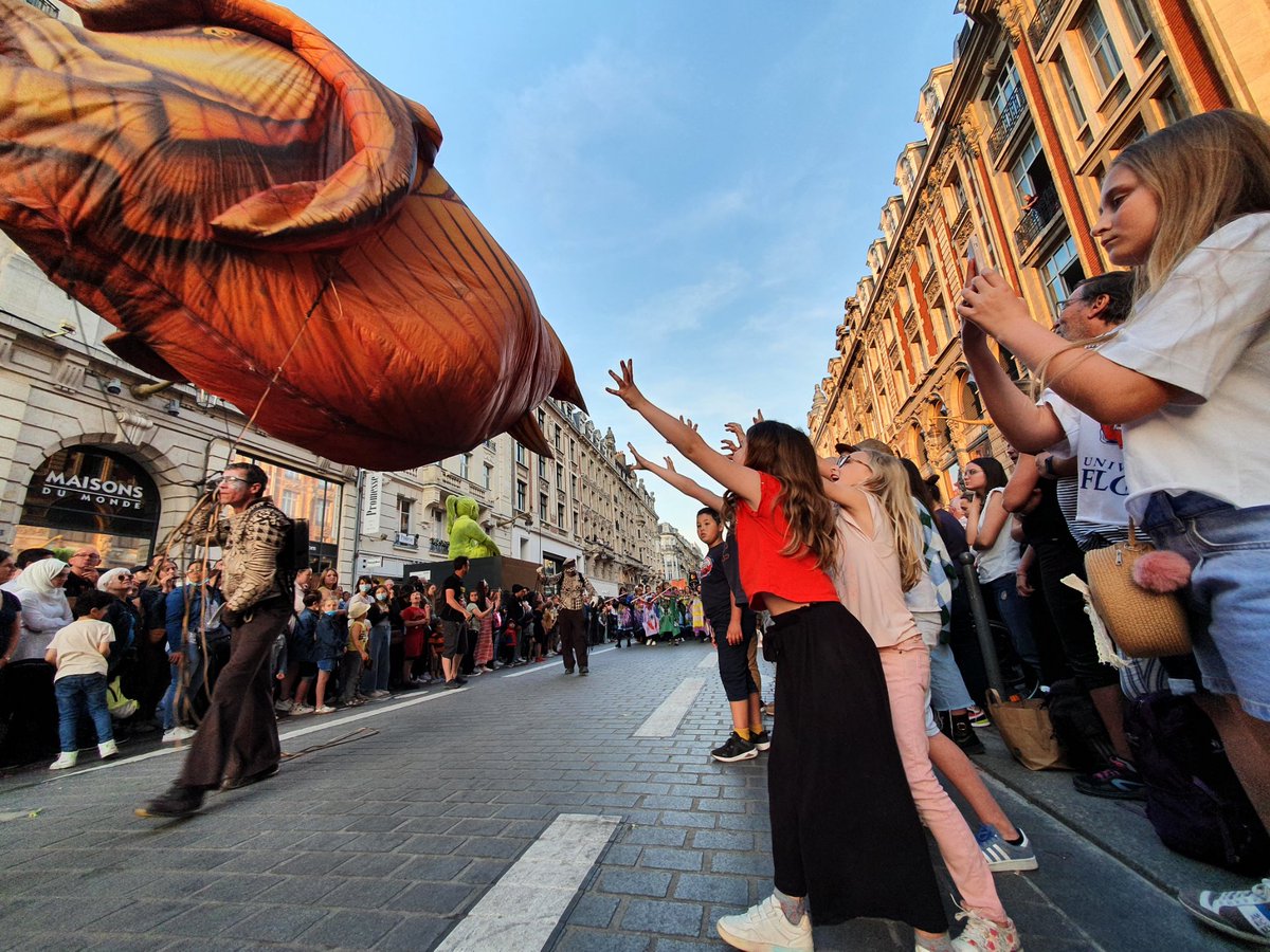 StphanieFasquel's tweet photo. Cette parade #utopia,  un jeu d'enfants #lille3000 https://t.co/bWHLi5rTfg