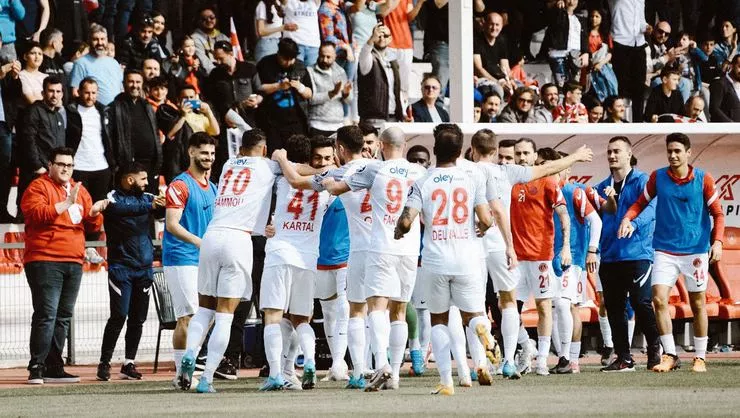 Süper Lig'e çıkan  Ümraniyespor'un Şampiyonluk kutlamaları, trabzonsporun şampiyonluk kutlamalarını gölgede bıraktı !

#TrabzonsporDonanması