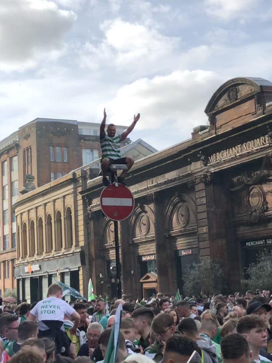 LECKENBY1's tweet photo. Carter-Vickers is here to stay! 🍻 #CelticFC #CarterVickers https://t.co/OrJdfhHqaq