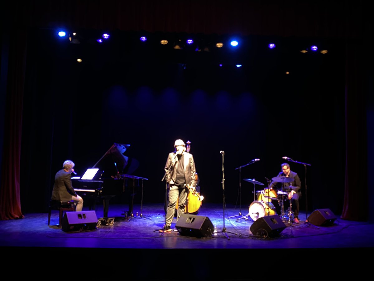 ¿Quién no ha visto algunos clásicos del cine? 🎺😎Espectacular concierto de las bandas sonoras más emblemáticas de la historia del cine, por <a href="/JazzDavidPastor/">David Pastor Jazz</a> &amp; Film Sessions que hacen vibrar al público en el Teatro Auditorio Pedro Vaello con el mejor #Jazz #ElCampelloCultura