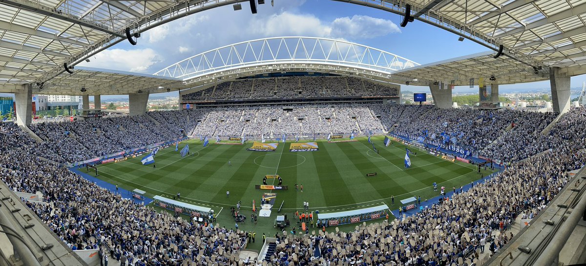 FranciscoMarkes's tweet photo. Um campeão de classe extra. Maior pontuação de sempre, pela primeira vez ultrapassando os 90 pontos, melhor ataque, melhor defesa. E sempre numa comunhão perfeita com os adeptos, que encheram o Dragão para homenagear os campeões https://t.co/lELdrP5roK
