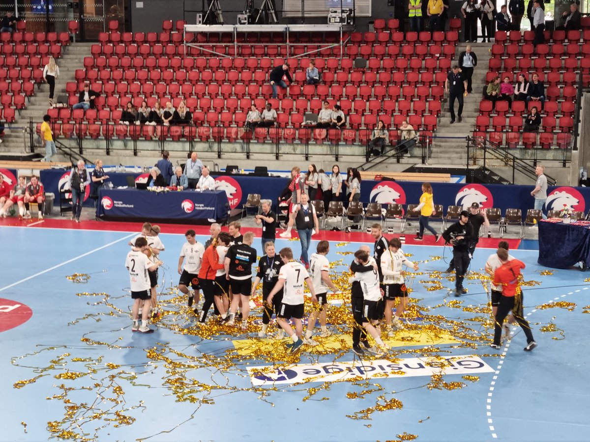 ingehg's tweet photo. Melhus Håndball med seier i NM for G20 - stort øyeblikk for en liten klubb! En gjeng med sympatiske og flotte gutter som har trent sammen i mange år og dette var "siste kampen sammen". @merhandball https://t.co/0oEBJLhlLj