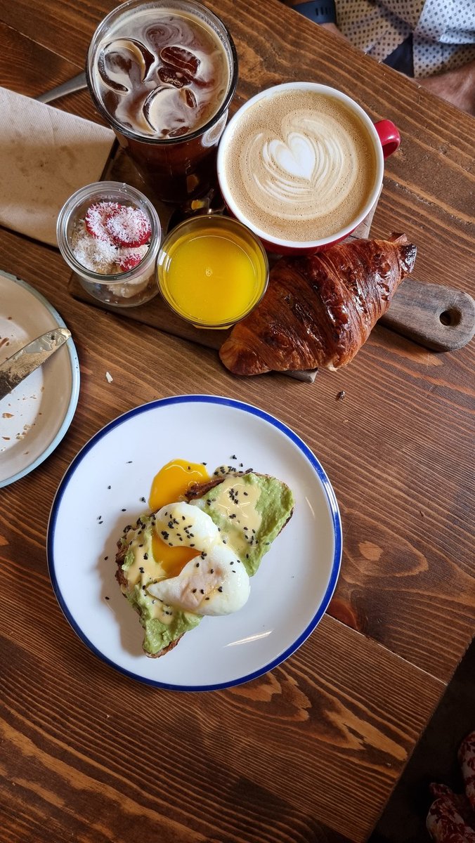 clarapvillalon's tweet photo. Para desayunar, deliciosa bollería y buen café en #PumPumBakery (c/Esgrima). El cruasán está MUY rico y además en fin de semana cuentan con un brunch muy completo y a muy buen precio (10€). https://t.co/l1Ytd3loiN