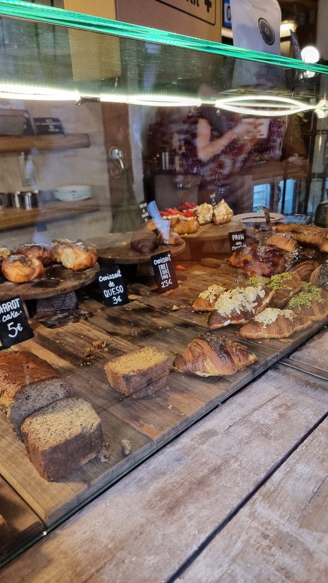 clarapvillalon's tweet photo. Para desayunar, deliciosa bollería y buen café en #PumPumBakery (c/Esgrima). El cruasán está MUY rico y además en fin de semana cuentan con un brunch muy completo y a muy buen precio (10€). https://t.co/l1Ytd3loiN