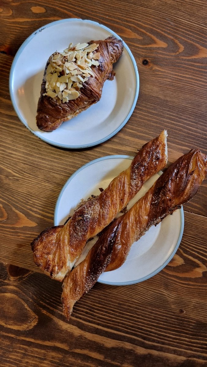 clarapvillalon's tweet photo. Para desayunar, deliciosa bollería y buen café en #PumPumBakery (c/Esgrima). El cruasán está MUY rico y además en fin de semana cuentan con un brunch muy completo y a muy buen precio (10€). https://t.co/l1Ytd3loiN