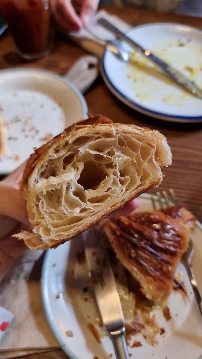 clarapvillalon's tweet photo. Para desayunar, deliciosa bollería y buen café en #PumPumBakery (c/Esgrima). El cruasán está MUY rico y además en fin de semana cuentan con un brunch muy completo y a muy buen precio (10€). https://t.co/l1Ytd3loiN