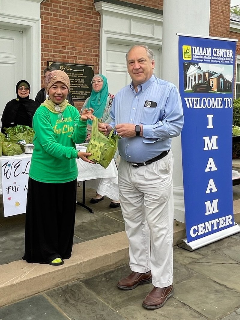 IPLdmv's tweet photo. Today @imaamcenter, with @GreenMuslims and @NWF, gave out native 🌱🌿🪴 to members and neighbors including @MontCoExec Marc Elrich! #allarecalled https://t.co/iGX6oMykhT
