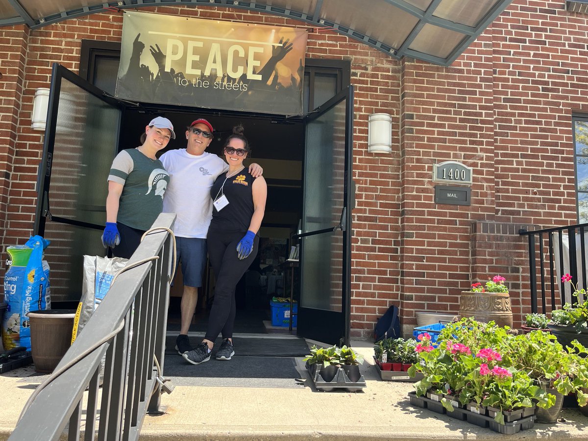 Curran4's tweet photo. Volunteers with ⁦@EmbassySuites⁩ giving back to their community #confluenceministries in Denver with ⁦@AmptheCause⁩ https://t.co/Ap4Y28ApQo
