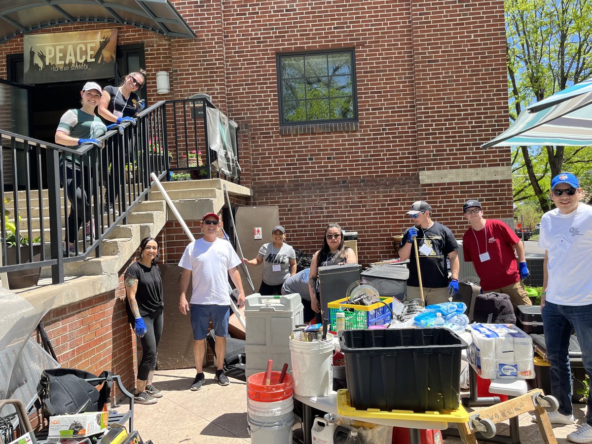 Curran4's tweet photo. Volunteers with ⁦@EmbassySuites⁩ giving back to their community #confluenceministries in Denver with ⁦@AmptheCause⁩ https://t.co/Ap4Y28ApQo