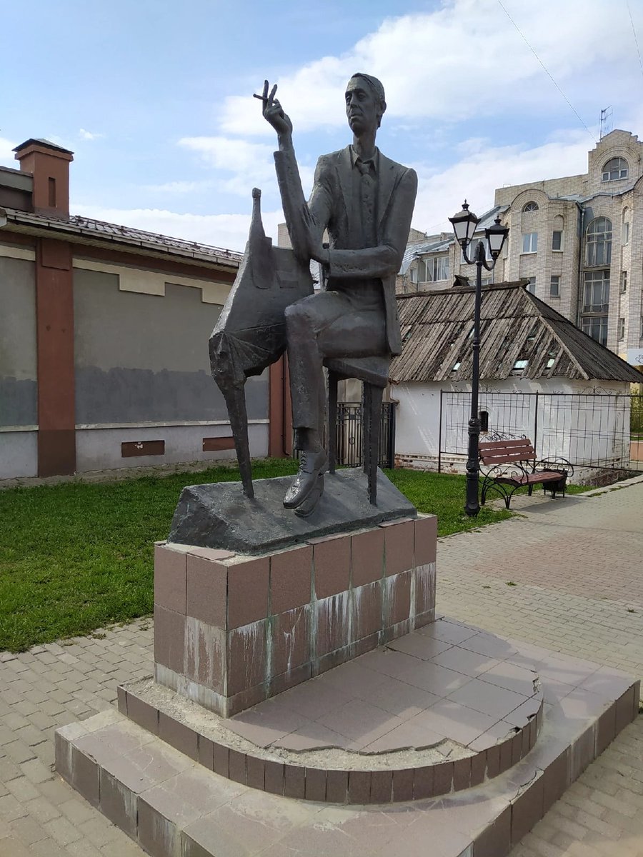 Памятник Аркадию Северному в Иваново. Певец считается отцом современного шансона. Исполнял песни современного городского фольклора, авторские песни и романсы. Умер в 1980 году в Ленинграде.