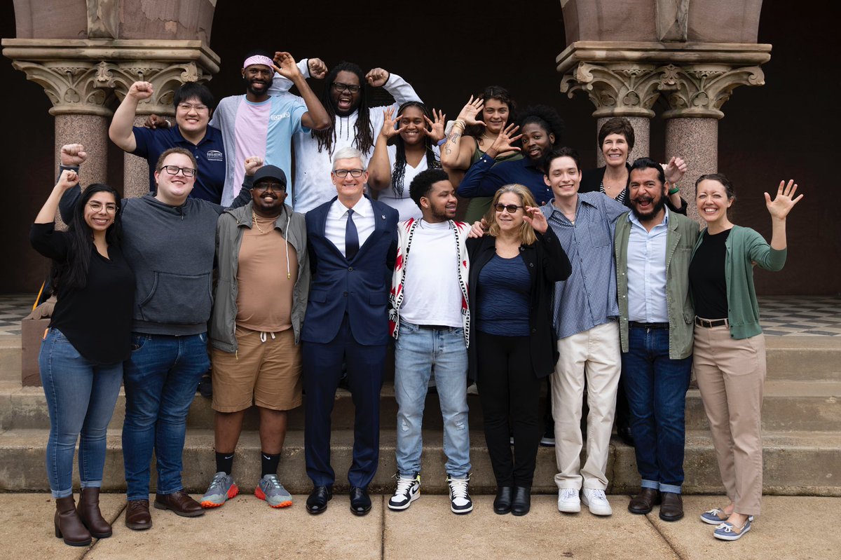 tim_cook tweet picture