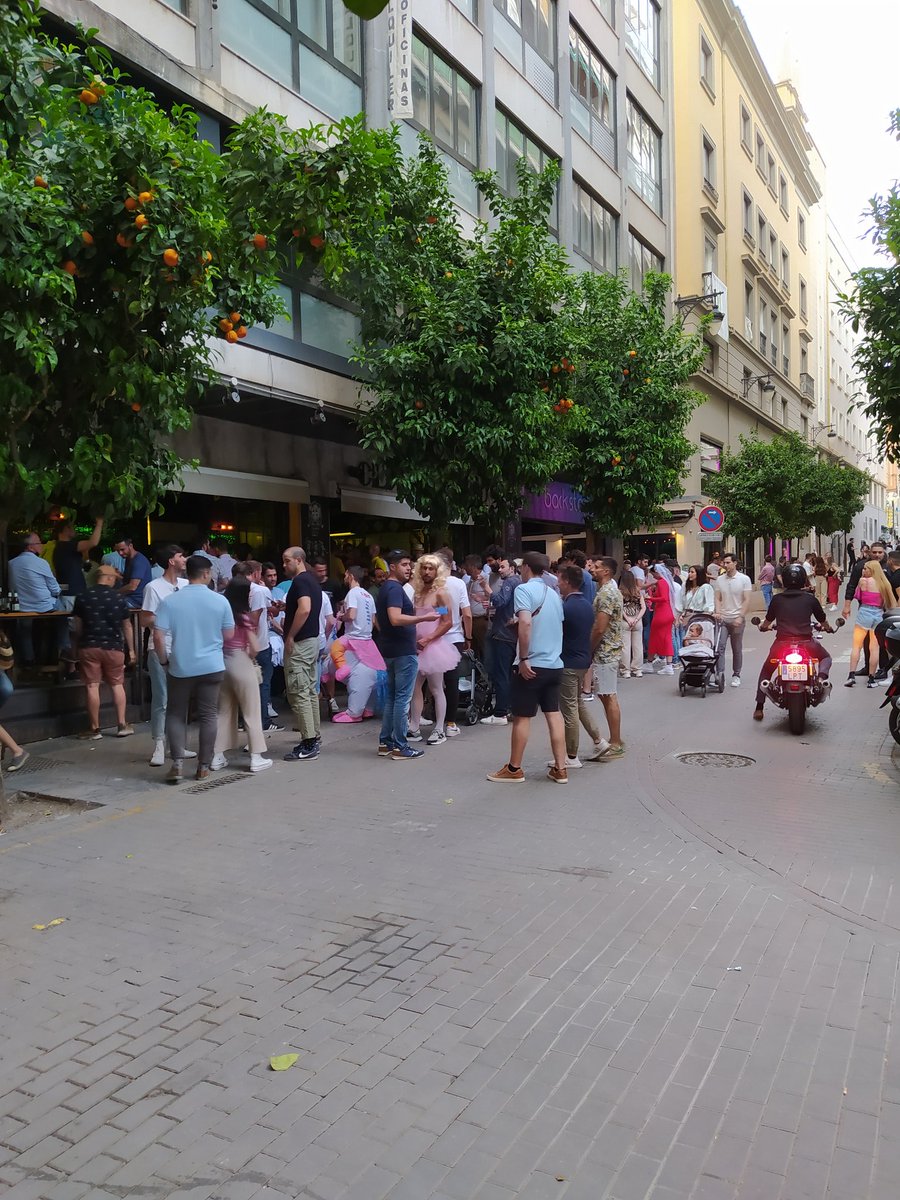 antoniofyp's tweet photo. @LaNocheenBlanc1 Bonito botellón en la inexistente "terraza" del Clandextino, en calle Joaquín Sorolla, dónde la @PoliciaGr nunca ve nada y @aytogr y @PacoCuenca dicen que no pasa nada. Turismo de calidad. https://t.co/PGnCiRVdtt
