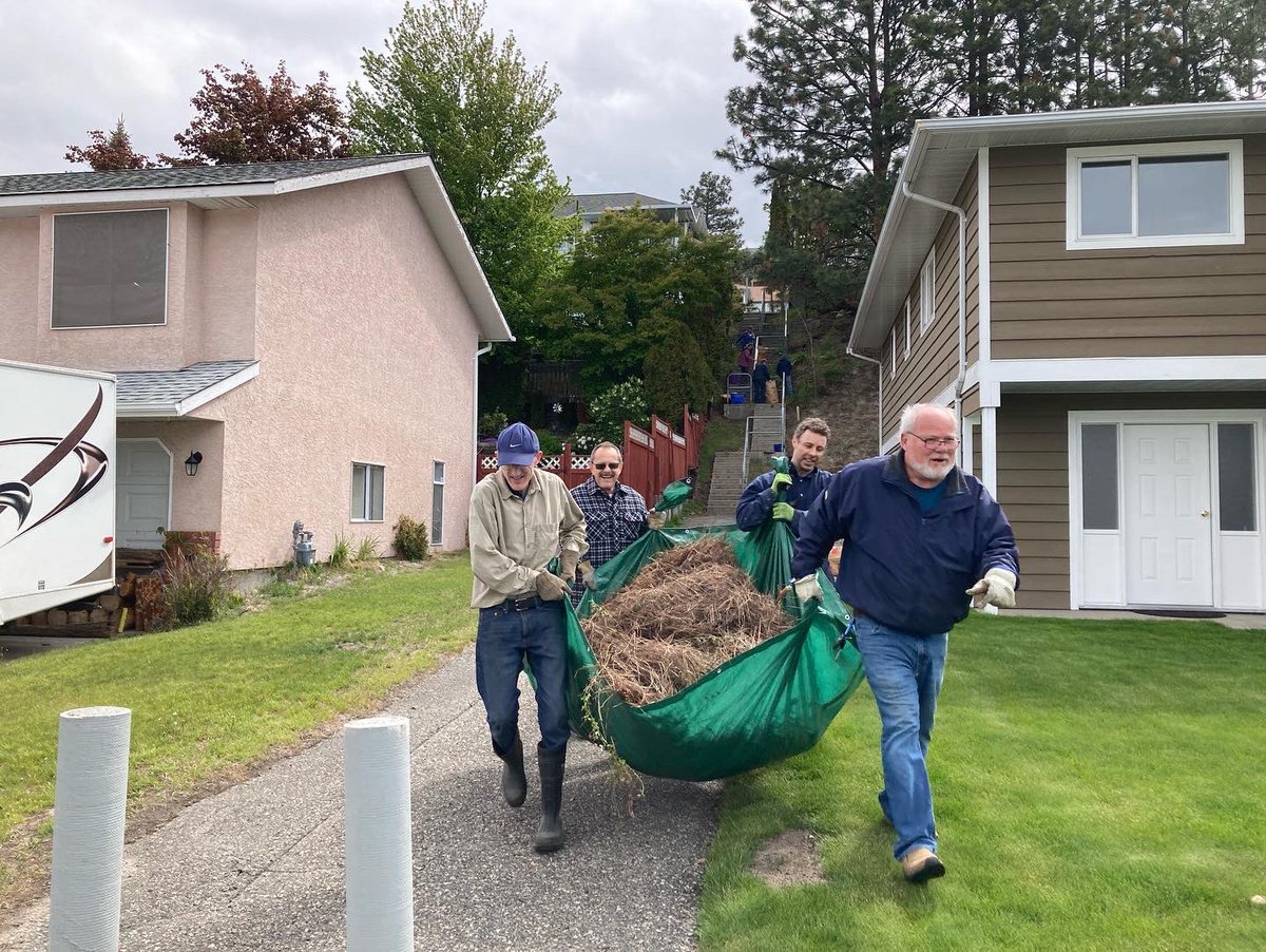 PentictonFire's tweet photo. A busy morning for the #FireSmart Team!
Dewdney Crescent completed another FireSmart event and topped it off with a barbecue 🌭
#FireSmartbc #pentictonfiresmart #getfiresmart #iamfiresmart #cityofpenticton #wildfireprevention #wildfires #beprepared https://t.co/0A17usqwtW
