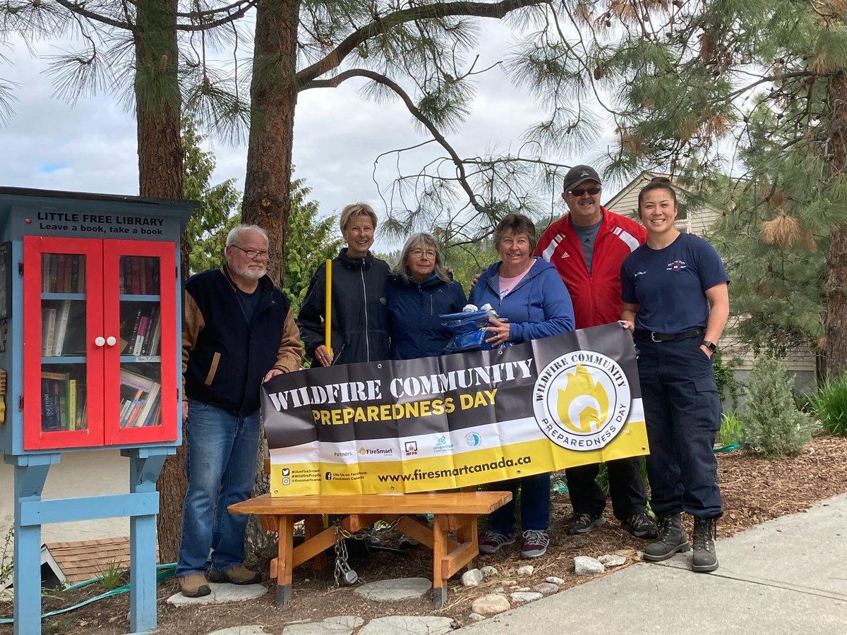 PentictonFire's tweet photo. A busy morning for the #FireSmart Team!
Dewdney Crescent completed another FireSmart event and topped it off with a barbecue 🌭
#FireSmartbc #pentictonfiresmart #getfiresmart #iamfiresmart #cityofpenticton #wildfireprevention #wildfires #beprepared https://t.co/0A17usqwtW