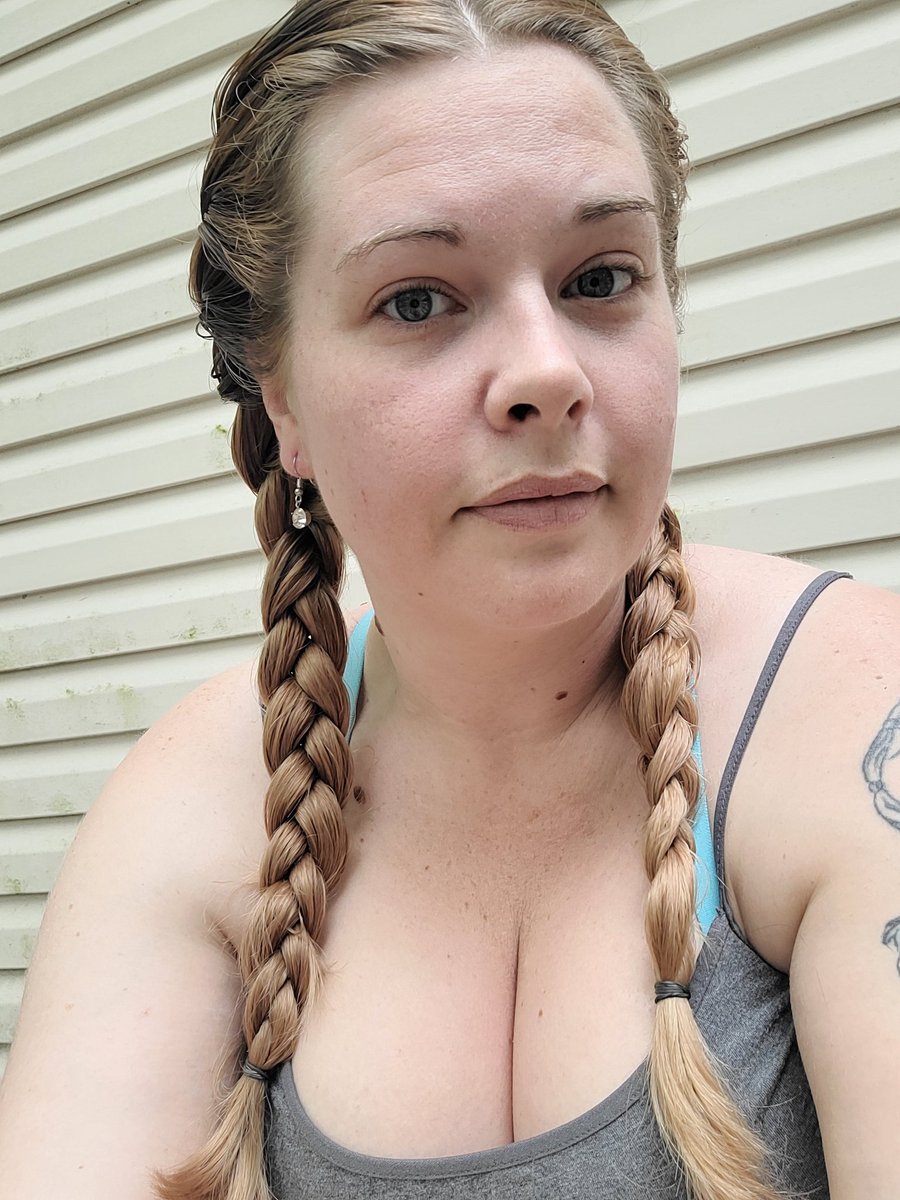 Pixie_Fae420's tweet photo. Ooooooo she's got freckles.... https://t.co/tV4CLGTlXd