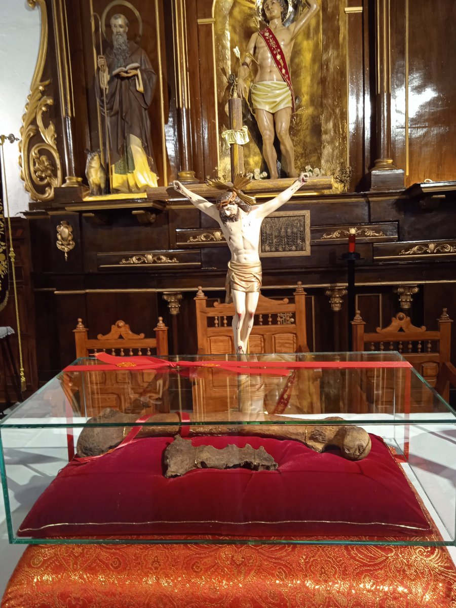 architoledo's tweet photo. Tras la procesión solemne el @Obispofcerro preside en la Parroquia de El Romeral la #SantaMisa de colocación de la reliquia del mártir Beato Miguel Amaro Ramírez https://t.co/3R6N0LzvJP