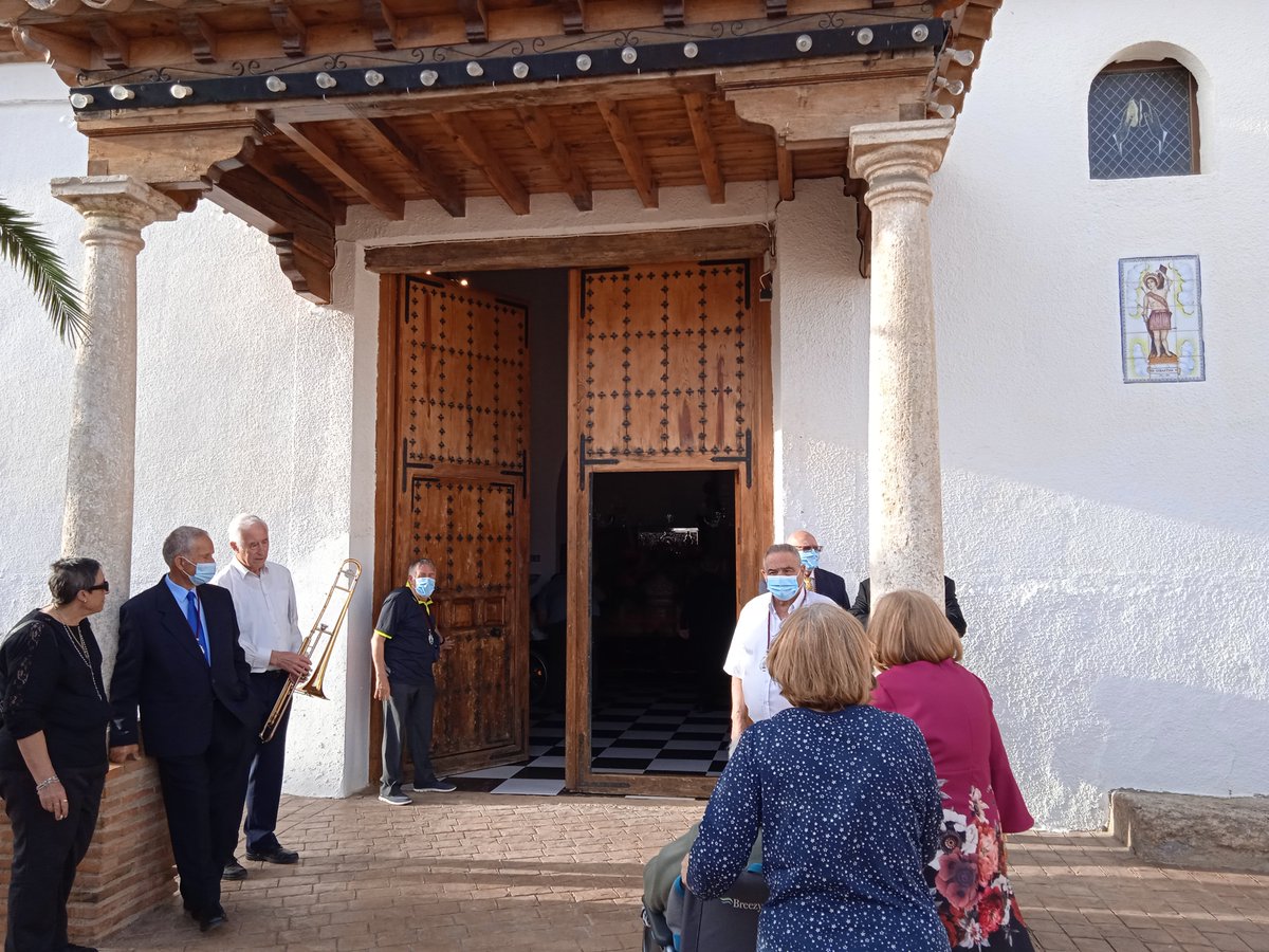 architoledo's tweet photo. Tras la procesión solemne el @Obispofcerro preside en la Parroquia de El Romeral la #SantaMisa de colocación de la reliquia del mártir Beato Miguel Amaro Ramírez https://t.co/3R6N0LzvJP