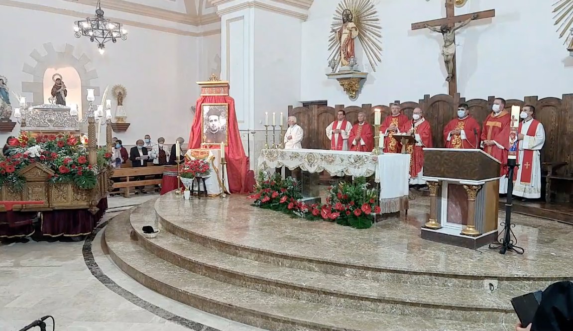 Tras la procesión solemne el <a href="/Obispofcerro/">✙ Francisco Cerro Chaves</a> preside en la Parroquia de El Romeral la #SantaMisa de colocación de la reliquia del mártir Beato Miguel Amaro Ramírez