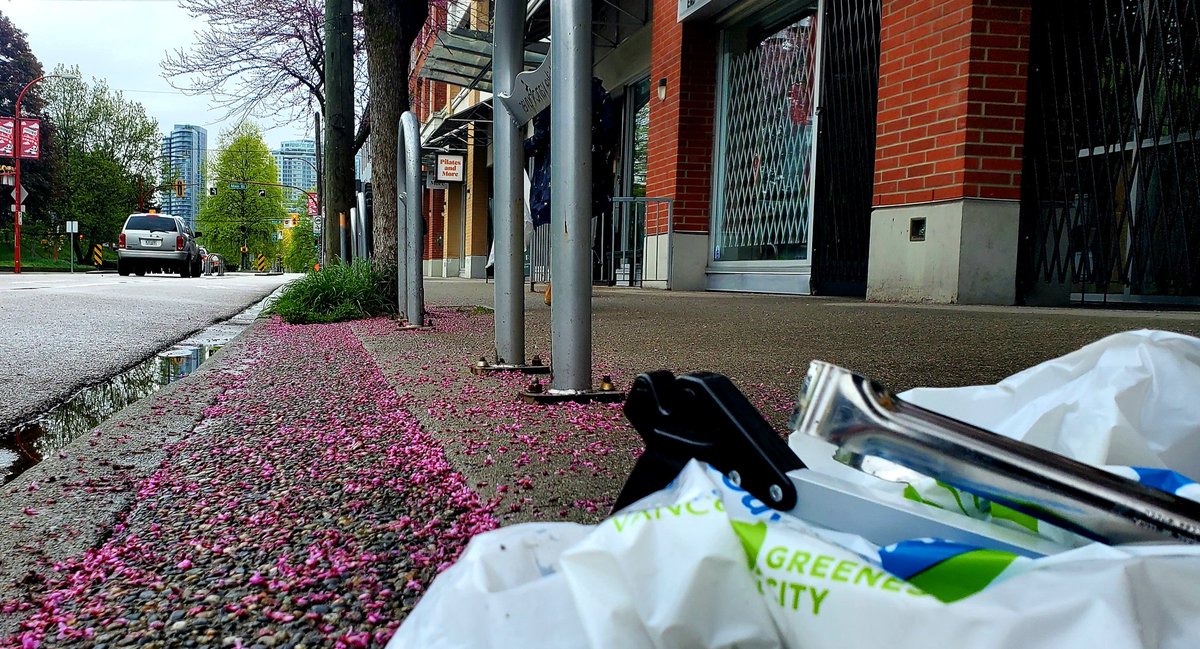TriciaBarker49's tweet photo. My morning walk.
Joined the #ChinatownYVR community for the big #cleanupparty.
Great to be on the crew with @JohnCCoupar @MelissaDeGenova and @DeputyChow.
Big thanks to the organizers and volunteers! https://t.co/Mq9YGQHBpO