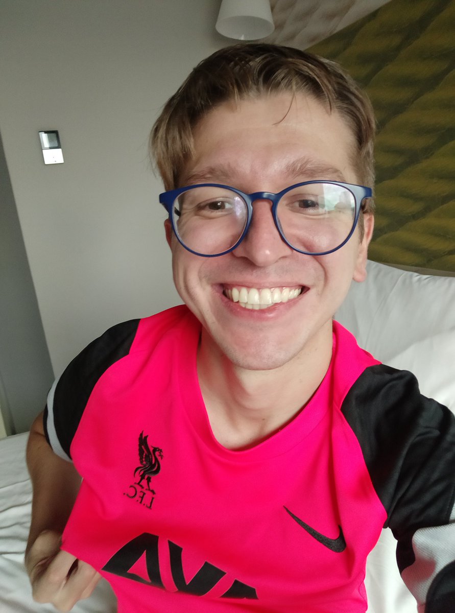 joaoplgodoy's tweet photo. Se alguém viesse do futuro dizer pro João Pedro lá de 2012 que, em 2022, eu estaria em uma transmissão do @sportv e vendo um título do @LFC no mesmo dia, acho que eu não acreditaria.
QUE DIA ABSURDO, MEUS AMIGOS!!! Só posso é agradecer! #vidadereporter #YNWA https://t.co/mFu4tPAei4