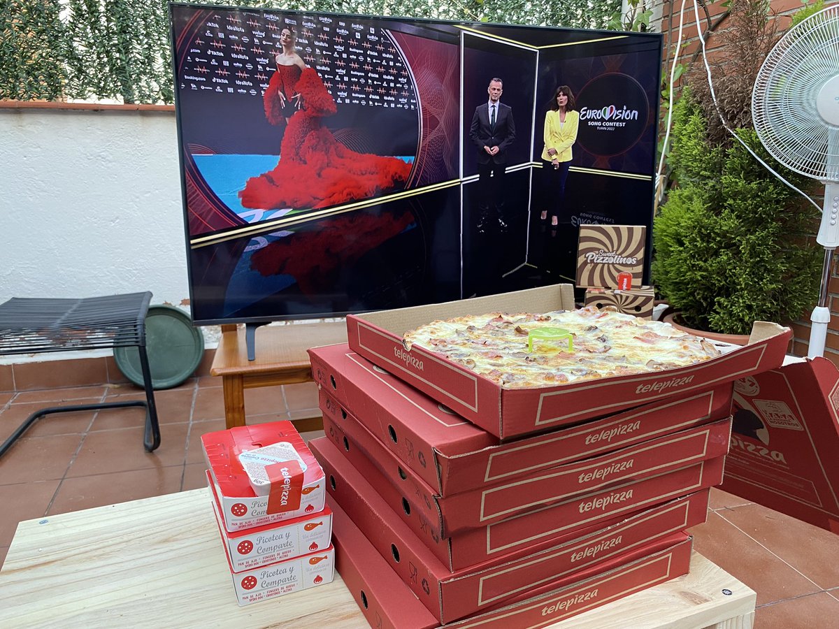 telepizza_es's tweet photo. Por aquí ya estoy ready para darlo todo. TelepiDays, terracita y a gozarlo. ¿Quién más está como yo? #TelepiChanel #ElSecretoEstáEnLaMasa #Telepi #Telepizza #Eurovision https://t.co/9kb7tl9hdS
