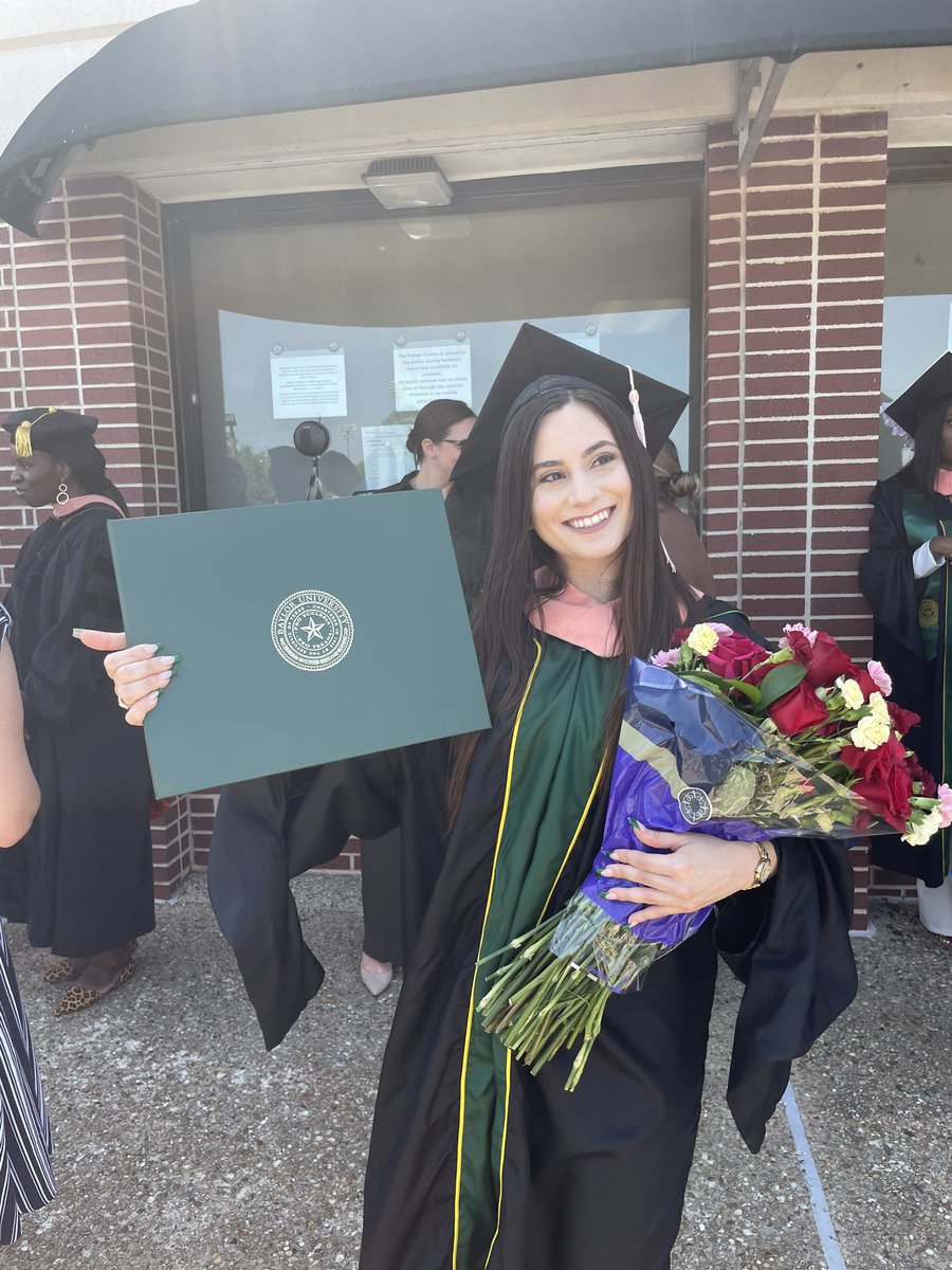 trixicana's tweet photo. First gen Masters of Public Health grad 💚 #BaylorGrad #firstgen #LatinaGrad https://t.co/bnPoB6niU1