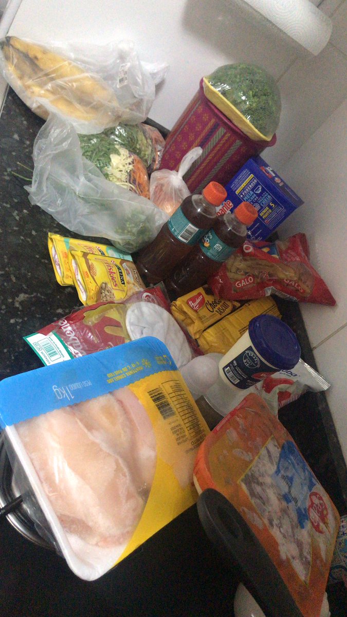 CleaRochaLopes's tweet photo. @renights_ Eu acabei de deixar 180 no mercado levando isso pra casa👇🏽eu tô muito revoltada! https://t.co/ROJABDj1F8