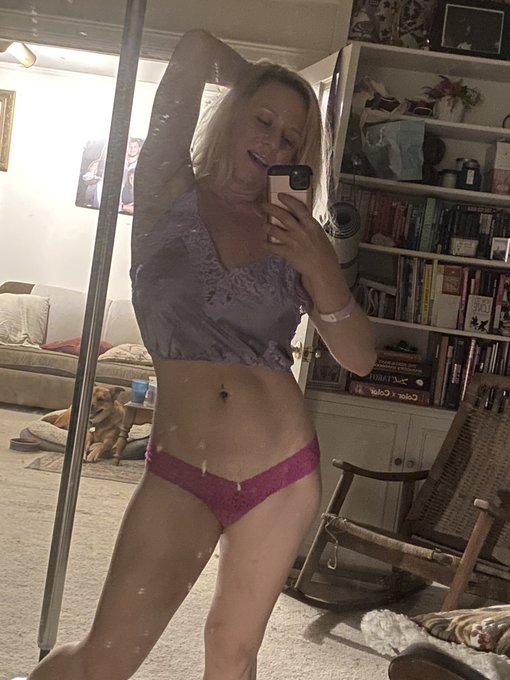 Maybe one day soon ill clean the mirror&hellip; 🤷🏼&zwj;♀️ https://t.co/vwgyqy8dBd<a href="/tag/deadheads"class="tags"><span>#deadheads</span></a>