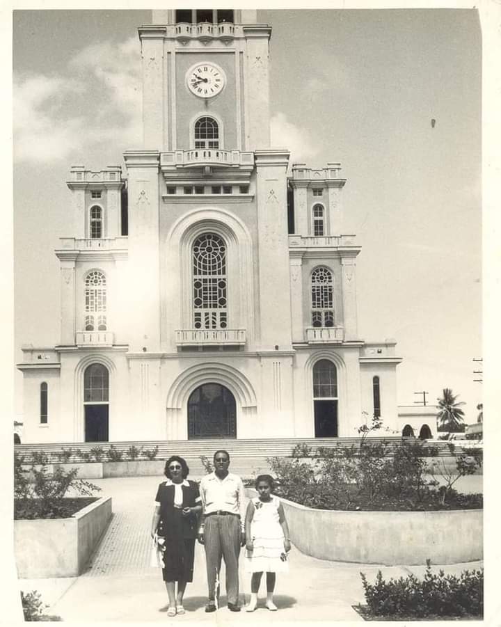 MOCA / 50s
Iglesia Sagrado Corazon de Jesus.
Moca , República Dominicana .
Imagen de la década del 50 
De Izquierda a derecha  la Señora Violeta Khoury de Rincón , su esposo Reynaldo Rincón y la hija de ambos Orieta. #MocaRD 
<a href="/HISTORIAIMAGEN/">IMAGENES DE NUESTRA HISTORIA RD</a>