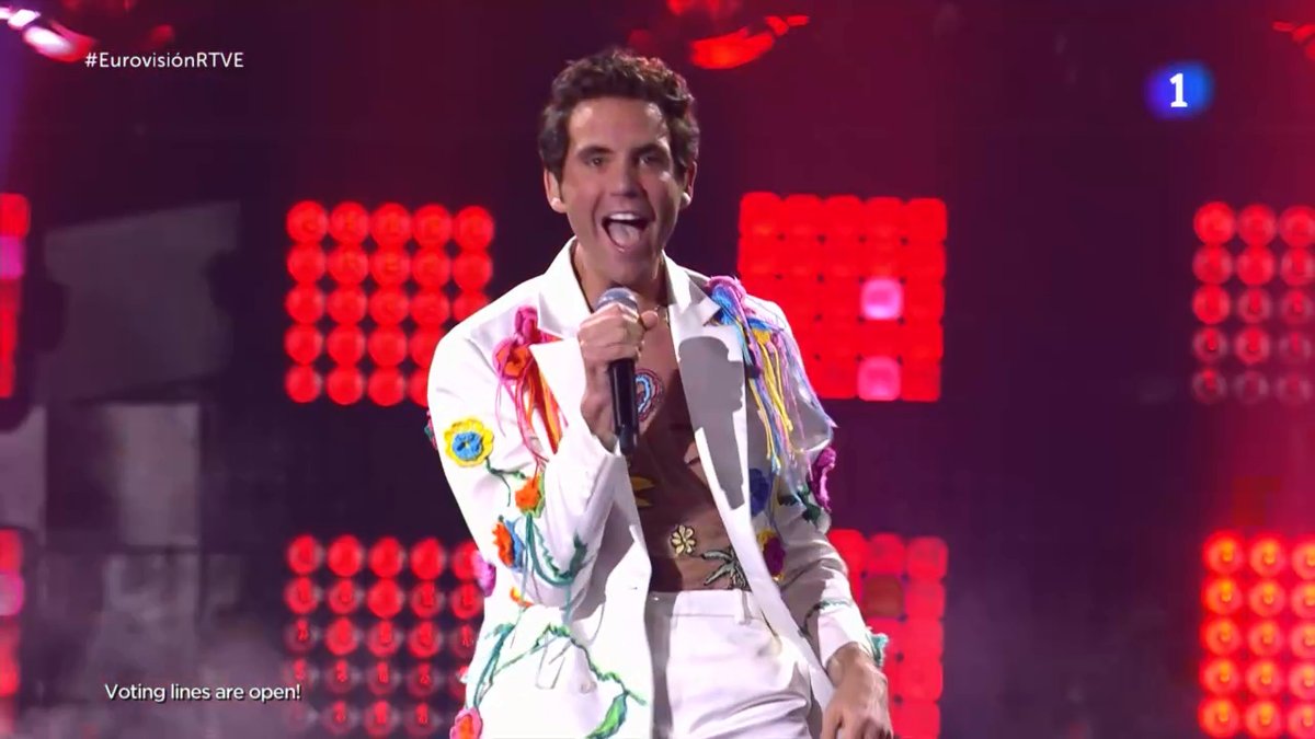 LaVanguardia's tweet photo. 🎙️#Eurovision ❤️🧡💛💚💙💜Simplemente, Mika. https://t.co/NhNfBSJd2V