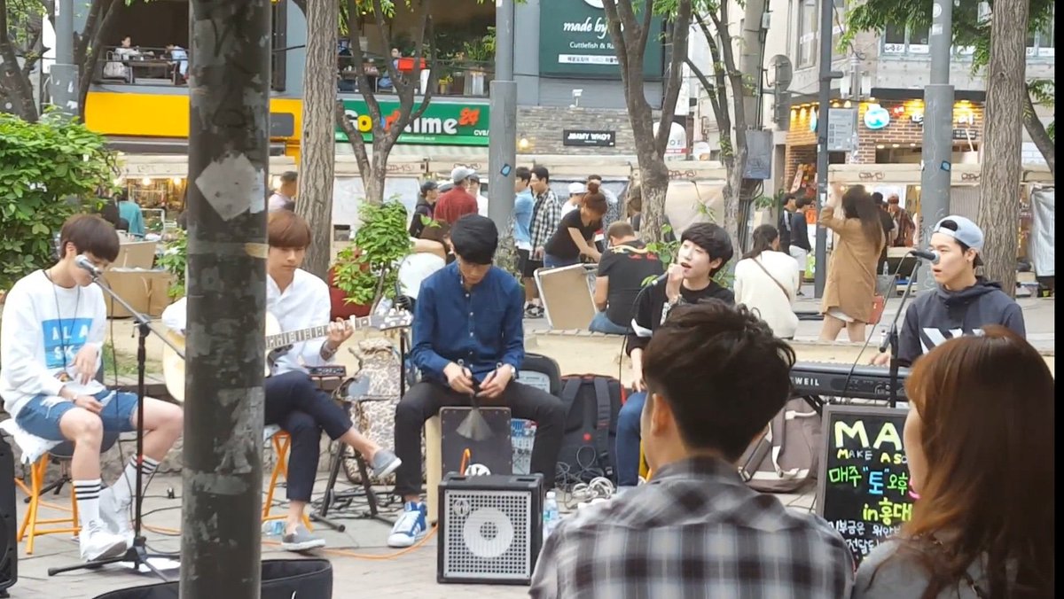 onewebrazil's tweet photo. 13.05 | ☕️ #FANCAFE [#WE_VIEW]

🎨 O momento mais memorável nesses 3 anos 🎨

📍 #CYA 

*Tocando em um parque em Hongdae  aos shows no Rolling Hall e na Yes24.

#ONEWE #WEVE #위브 
#3rdOrbitWithONEWE https://t.co/pbUcJuku6v