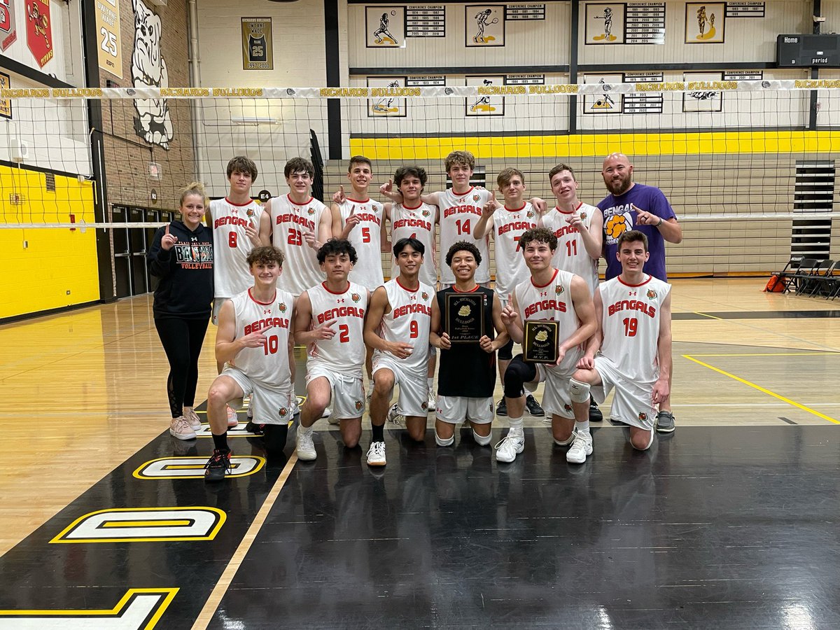Bengals defeat Hinsdale South in the Championship of the Bulldogs Invitational 25-10, 25-13. Tyler V named Tournament MVP. #BengalUp 

<a href="/PEHS_Athletics/">PEHS Athletics</a> @VolleyballRanks <a href="/illprepvb/">Illprepvb.com</a>