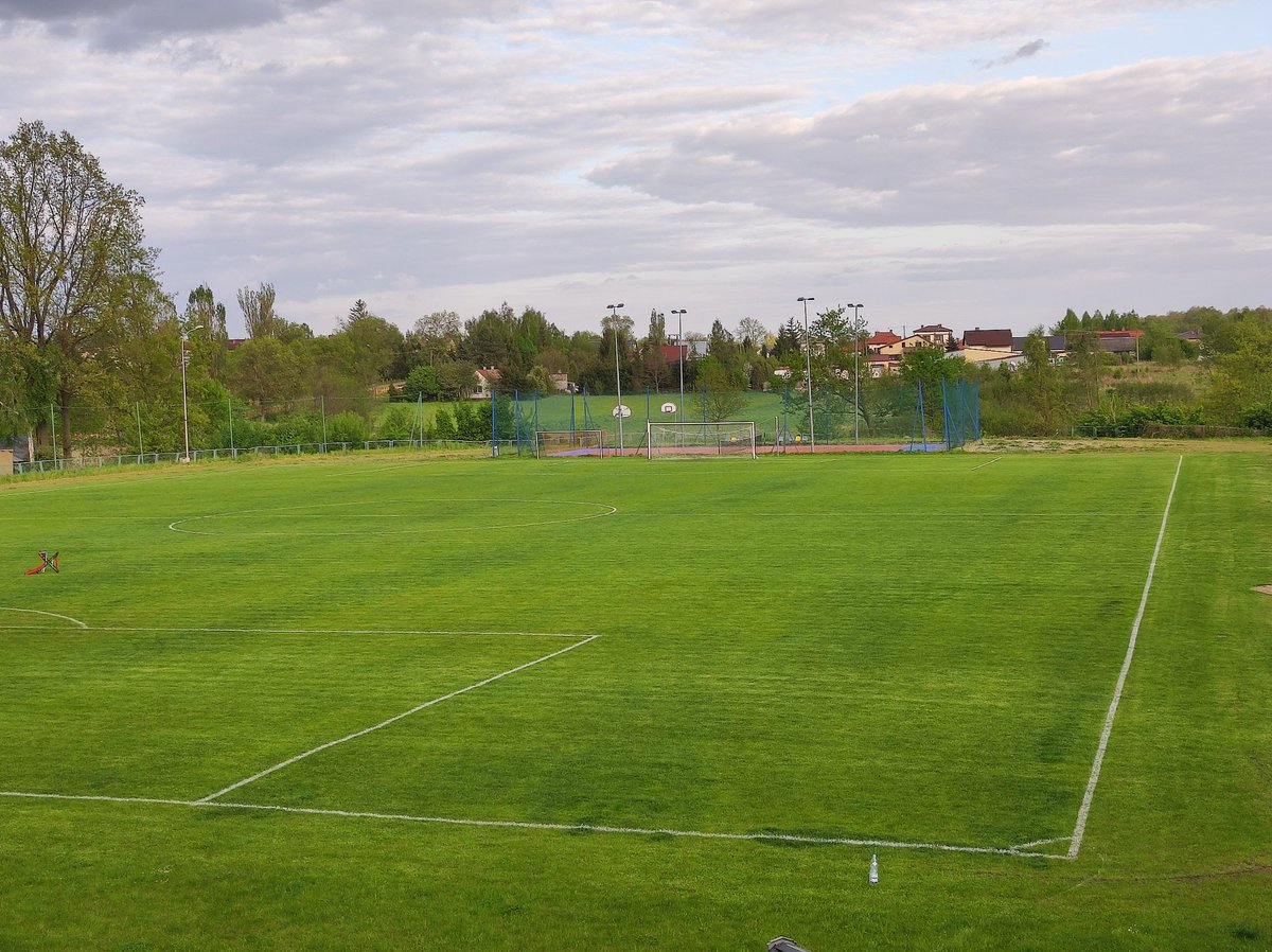 PaderewskiBart's tweet photo. Na jesieni po wygranej z Orłem Fenix usadowił się w fotelu lider. Teraz siennickie estadio wymalowane czeka na gości z Unina bo jutro meczycho. Zapraszamy na 12:00 bo tej #LOSiedlce to wszystko jest możliwe. https://t.co/PqeGIqJDav