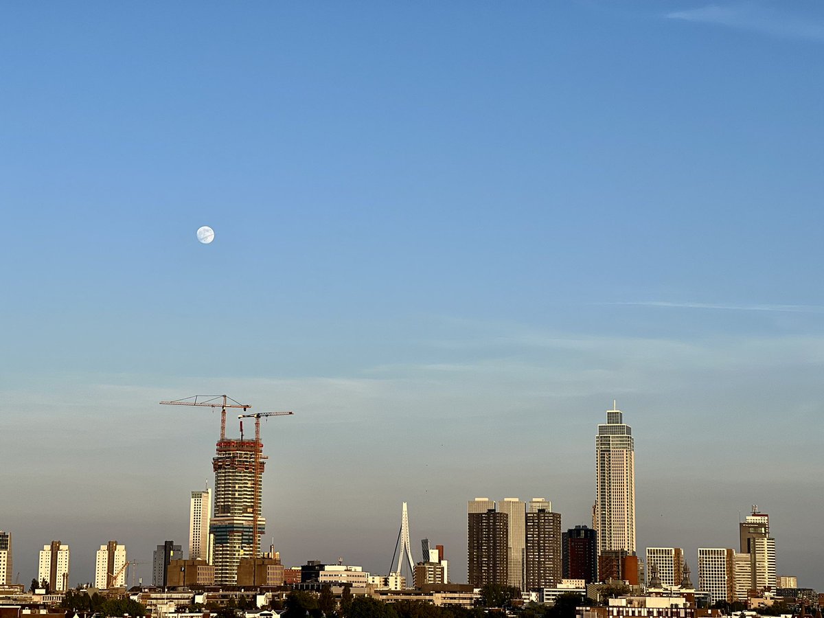 heijsteeg's tweet photo. Full Moon over Rotterdam #rotterdam #fullmoon #moon https://t.co/GblnS61Drx