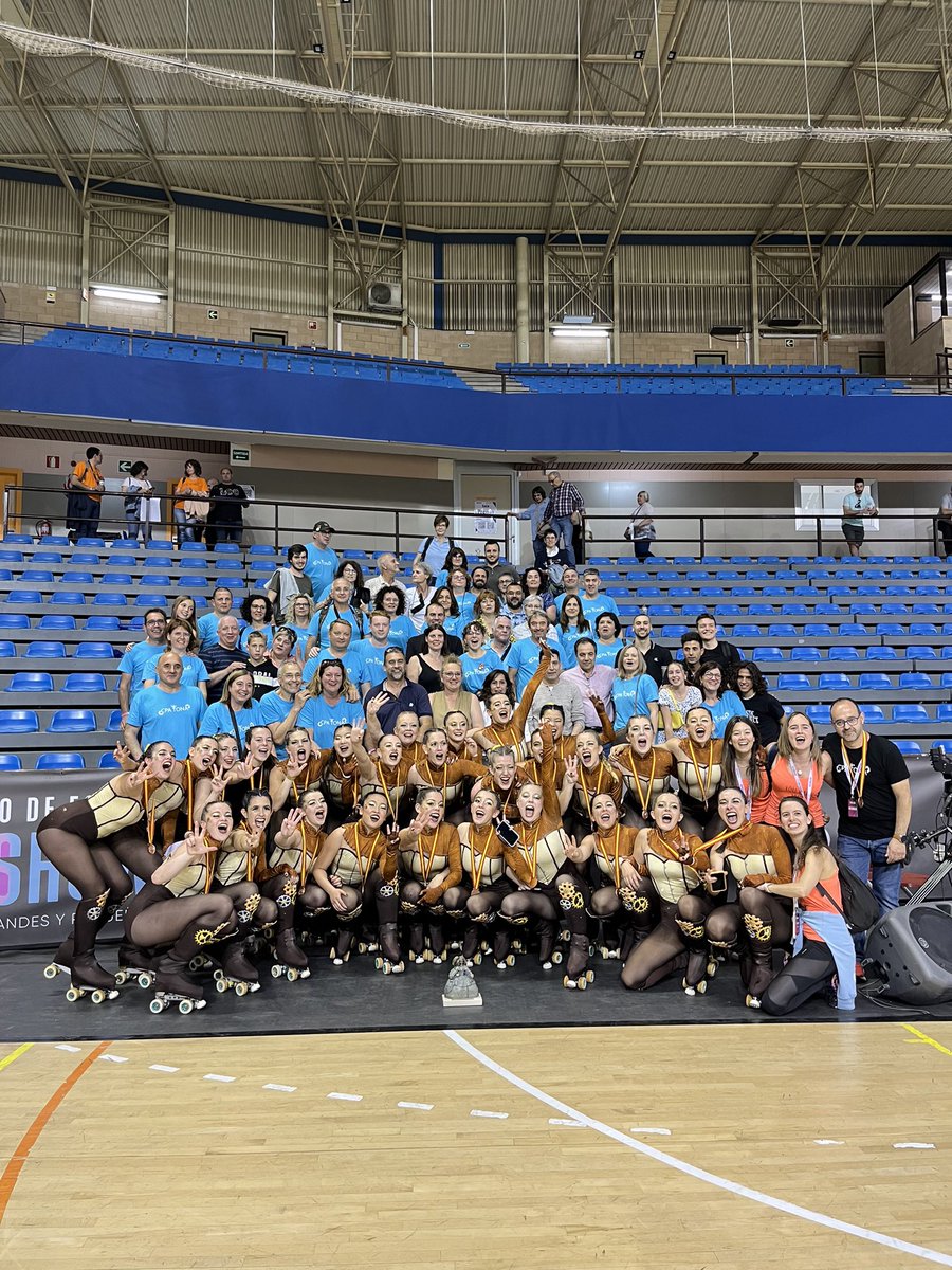 CPATona's tweet photo. El Xou Gran del @CPATona  per primera vegada puja al podium al Campionat D’Espanya. Classificació històrica SOM TERCERS,TONA, desperta teniu lo millor @tona_aj @AjuntamentOlost @ajaiguafreda @hockeymania_es @ceosona @el9nou @lesportiuCAT https://t.co/OYn7Y3WfHo