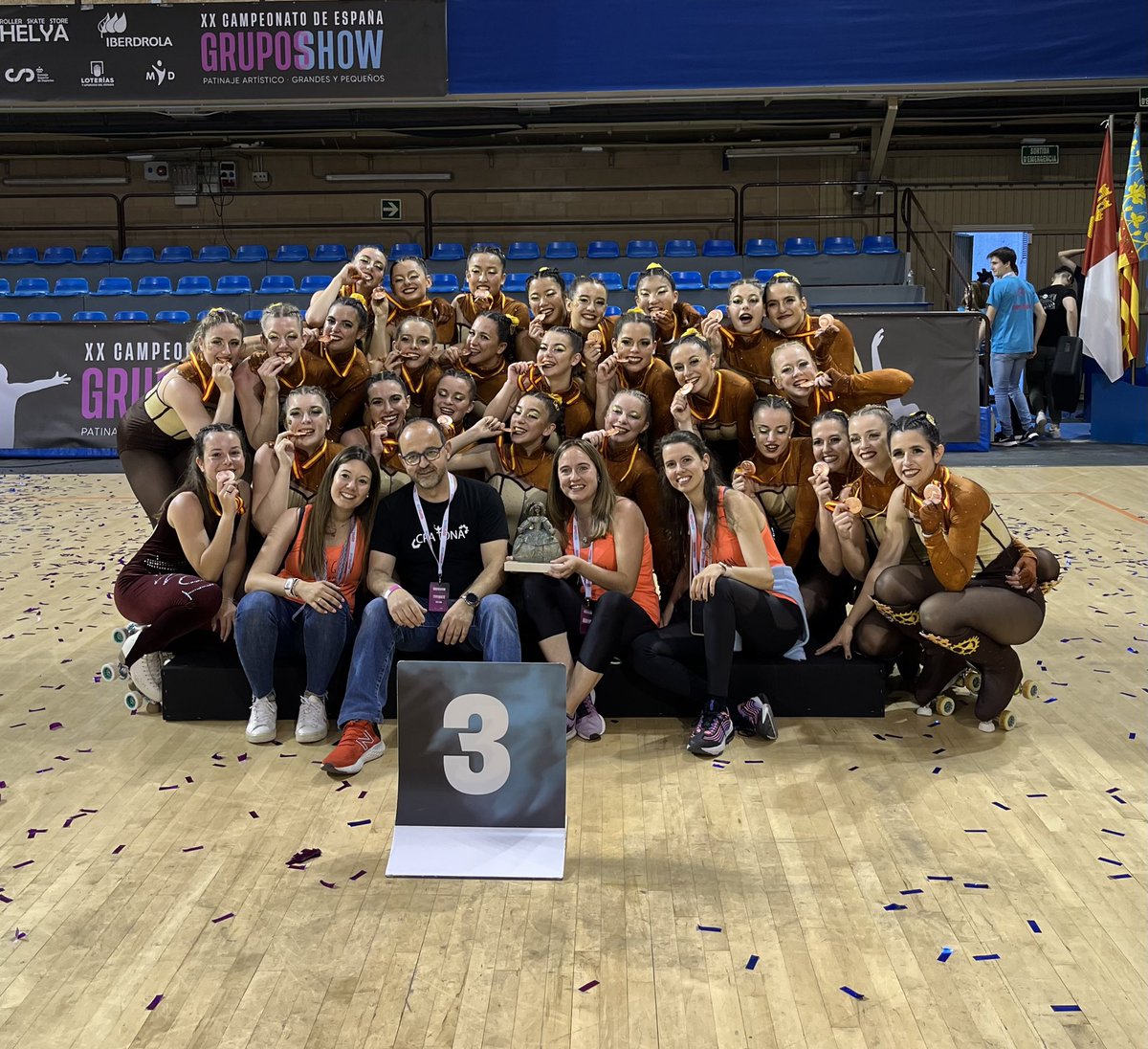 CPATona's tweet photo. El Xou Gran del @CPATona  per primera vegada puja al podium al Campionat D’Espanya. Classificació històrica SOM TERCERS,TONA, desperta teniu lo millor @tona_aj @AjuntamentOlost @ajaiguafreda @hockeymania_es @ceosona @el9nou @lesportiuCAT https://t.co/OYn7Y3WfHo