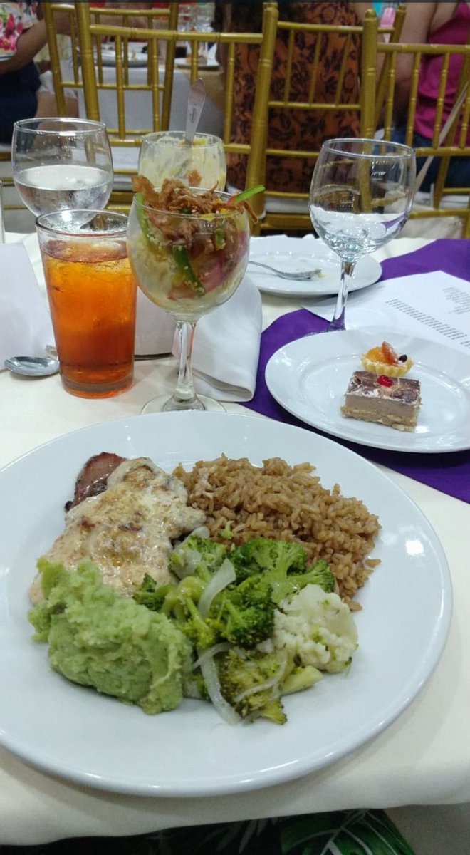 AyasmirisU's tweet photo. Hoy si fue 🎉mi celebración de mami con mi ❤️ #detalles🍹 #comidaperfecta
#meenamoro💕 https://t.co/TUdTN65cFX