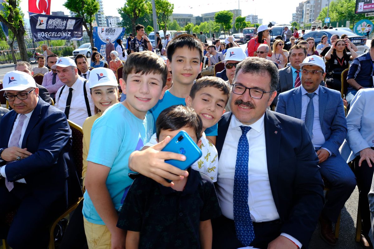 ProfHasanMandal's tweet photo. Gelişimin Yanındayız!

4007 kapsamında düzenlenen Manisa Bilim Şenliği'ni ziyaret ettik. Manisa Mv. Sn. @skaplankivircik ve Rektör Sn. Prof. Ahmet Ataç ile gençlerimizin heyecan ve gelişim dolu stantlarını gezdik

Geleceklerine dair keyifli sohbetler gerçekleştirdik

@bayaredutr https://t.co/Io8x9frmlA