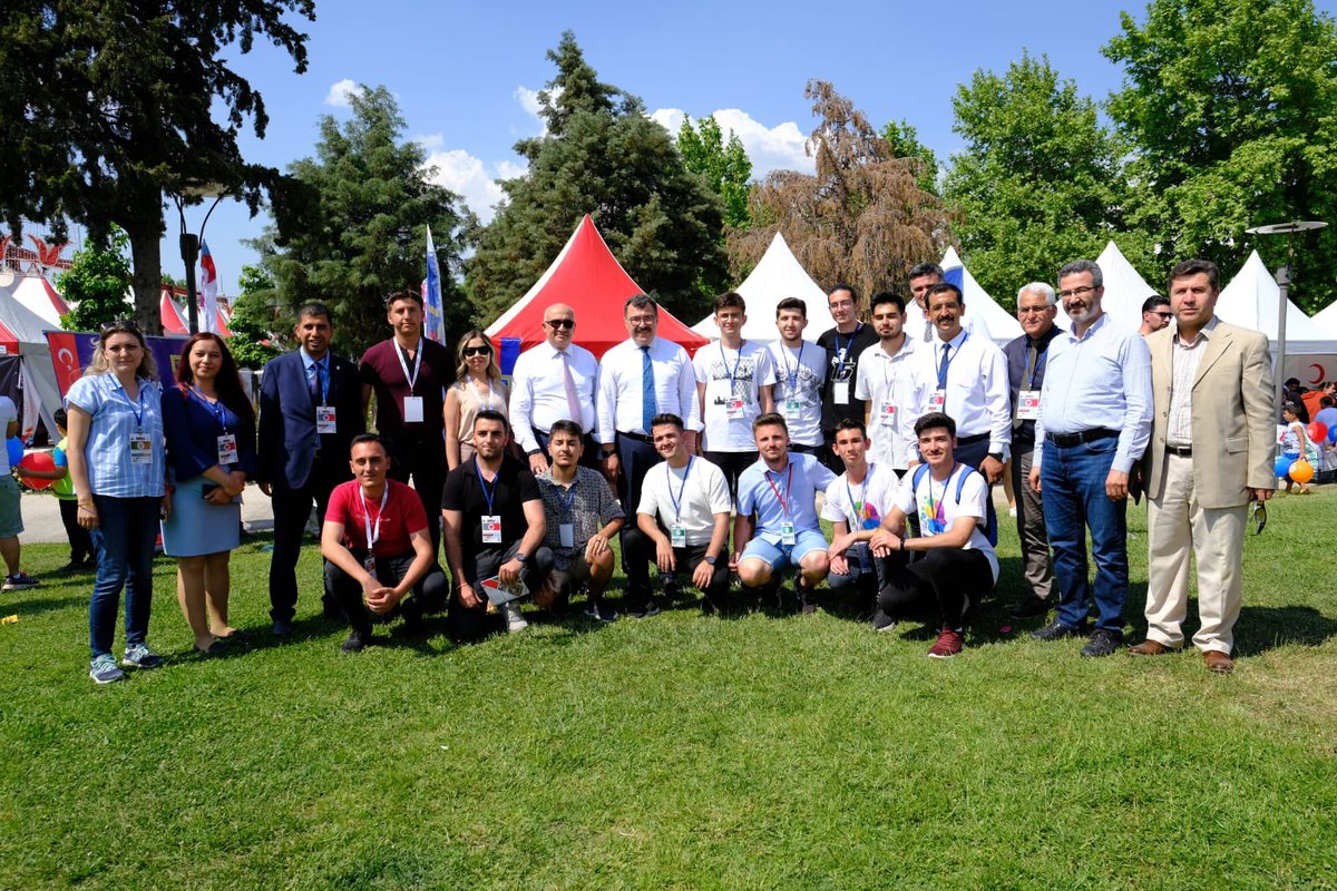 ProfHasanMandal's tweet photo. Gelişimin Yanındayız!

4007 kapsamında düzenlenen Manisa Bilim Şenliği'ni ziyaret ettik. Manisa Mv. Sn. @skaplankivircik ve Rektör Sn. Prof. Ahmet Ataç ile gençlerimizin heyecan ve gelişim dolu stantlarını gezdik

Geleceklerine dair keyifli sohbetler gerçekleştirdik

@bayaredutr https://t.co/Io8x9frmlA
