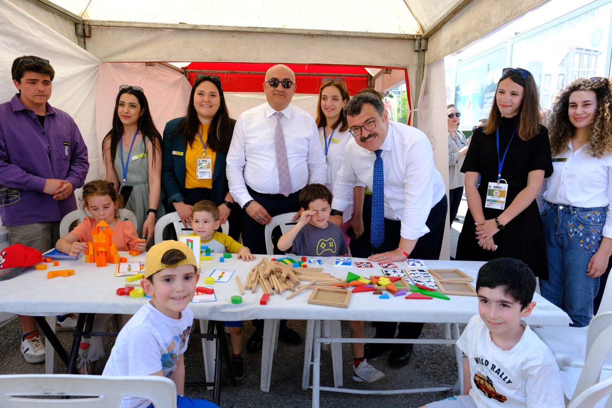 ProfHasanMandal's tweet photo. Gelişimin Yanındayız!

4007 kapsamında düzenlenen Manisa Bilim Şenliği'ni ziyaret ettik. Manisa Mv. Sn. @skaplankivircik ve Rektör Sn. Prof. Ahmet Ataç ile gençlerimizin heyecan ve gelişim dolu stantlarını gezdik

Geleceklerine dair keyifli sohbetler gerçekleştirdik

@bayaredutr https://t.co/Io8x9frmlA