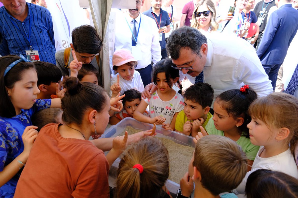 ProfHasanMandal's tweet photo. Gelişimin Yanındayız!

4007 kapsamında düzenlenen Manisa Bilim Şenliği'ni ziyaret ettik. Manisa Mv. Sn. @skaplankivircik ve Rektör Sn. Prof. Ahmet Ataç ile gençlerimizin heyecan ve gelişim dolu stantlarını gezdik

Geleceklerine dair keyifli sohbetler gerçekleştirdik

@bayaredutr https://t.co/Io8x9frmlA